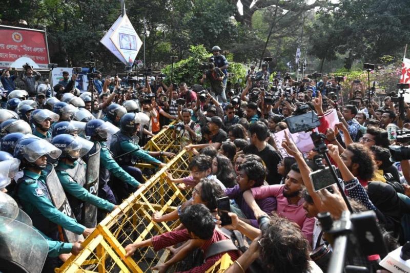 স্বরাষ্ট্র মন্ত্রণালয়ের দিকে শিক্ষার্থীদের গণপদযাত্রা, শিক্ষাভবনের সামনে বাধা